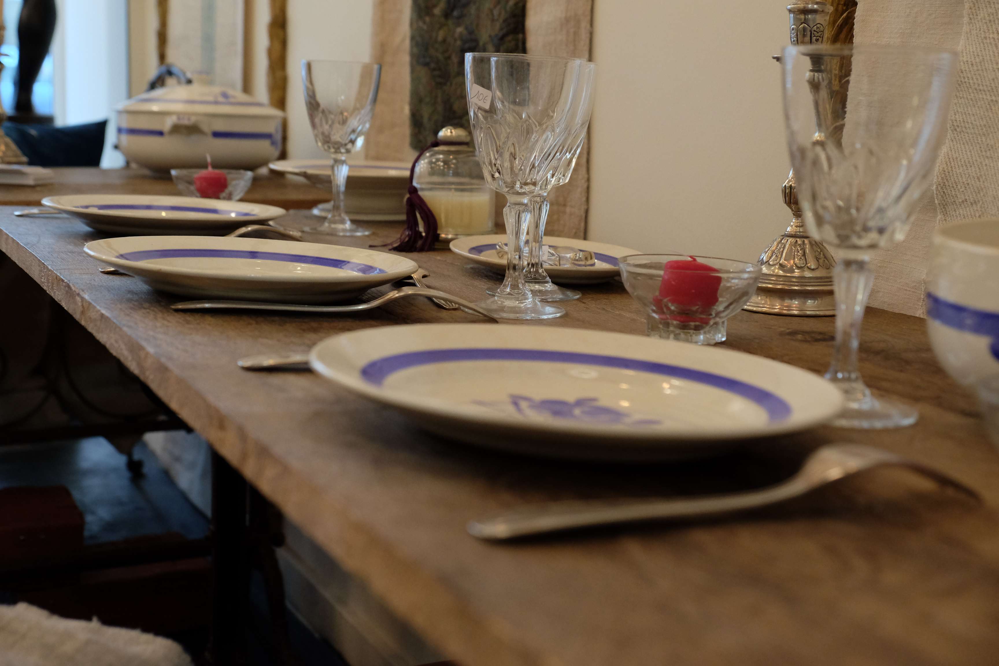 table en bois et vaisselle vintage